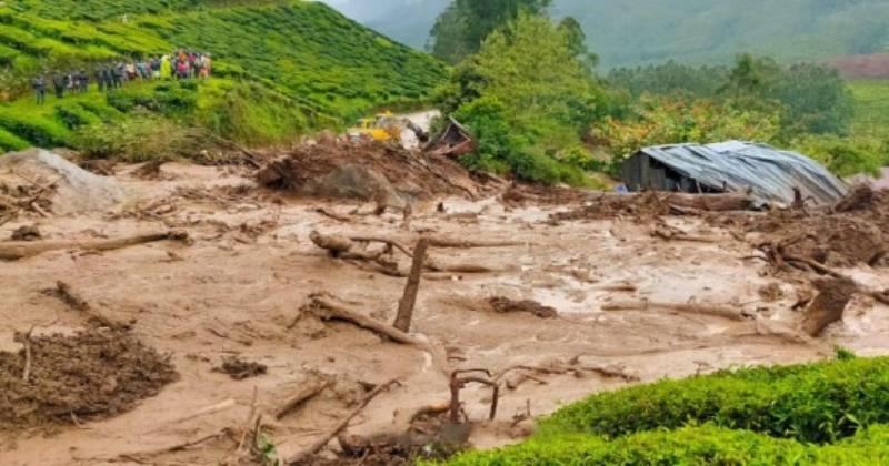 ഉരുള്‍പൊട്ടി വന്ന കല്ലും മണ്ണും റോഡില്‍ തങ്ങി; മൂന്നാര്‍ കുണ്ടളയില്‍ ഒഴിവായത് വന്‍ ദുരന്തം