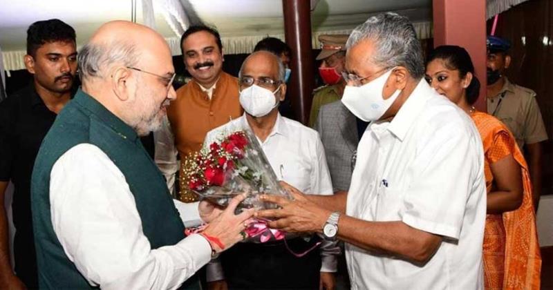 അമിത് ഷാ തിരുവനന്തപുരത്ത്; പൂച്ചെണ്ട് നൽകി സ്വീകരിച്ച് മുഖ്യമന്ത്രി