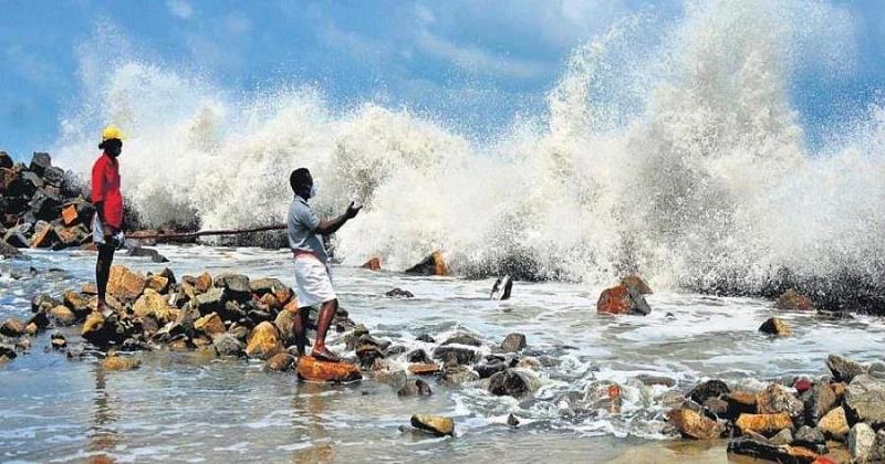 കേരള തീരത്ത് ഉയര്‍ന്ന തിരമാലയ്ക്കും ശക്തമായ കടലാക്രമണത്തിനും സാധ്യത; തീരദേശവാസികള്‍ക്ക് ജാഗ്രതാ  നിര്‍ദേശം