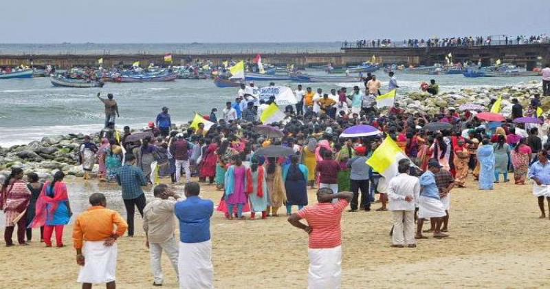 വിഴിഞ്ഞത്ത് മത്സ്യത്തൊഴിലാളികളുടെ  പ്രതിഷേധം തുടരുന്നു;  പൊലീസുമായി നേരിയ ഉന്തും തള്ളും