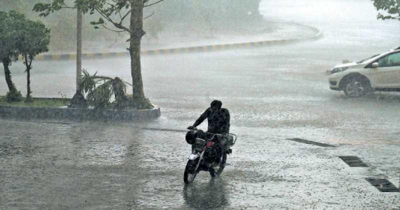 ന്യൂനമര്‍ദ്ദം: സംസ്ഥാനത്ത് അതിശക്തമായ മഴ; നാല് ജില്ലകളില്‍ ഓറഞ്ച് അലര്‍ട്ട്