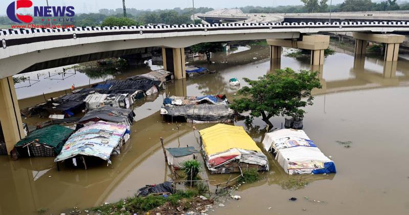 യമുന കരകവിഞ്ഞു: പ്രളയത്തില്‍ വിറങ്ങലിച്ച് ഡല്‍ഹി; ചെങ്കോട്ട അടച്ചു, ട്രക്കുകളും ബസുകളുമടക്കം മുങ്ങി, ഞായറാഴ്ച വരെ അവധി